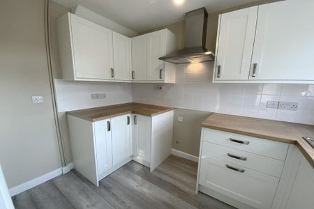 2 bedroom end of terrace house to rent - Photo 3