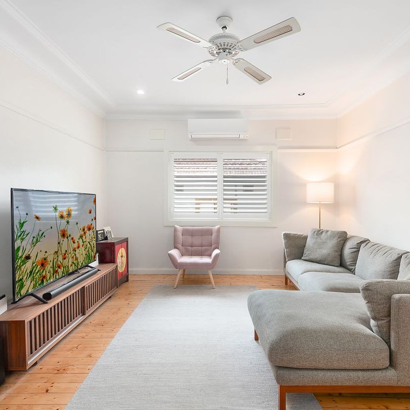 Welcoming Family Home with an Outdoor Studio - Photo 1