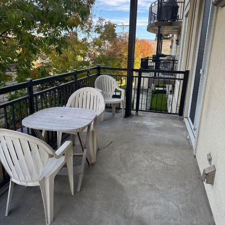 LA COUPOLE SUPERBE CONDO RDC AVEC CHUTE ASCENSEUR ET PISCINE 41/2 2CC 1800/M - Photo 3