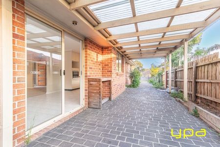 Charming Family Home in Pakenham - Recently Renovated - Photo 2