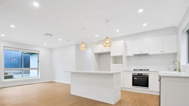 Stylish 4-bedroom family home! - Photo 1