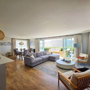 Modern, Spacious Family Home in Popular ... - Photo 2