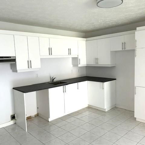 St-Jean-sur-Richelieu, 41/2, Impeccable! Rénové! Frais peint en blanc. Paisible. Non fumeur de toute substance, 1275$, septembre ou octobre - Photo 1