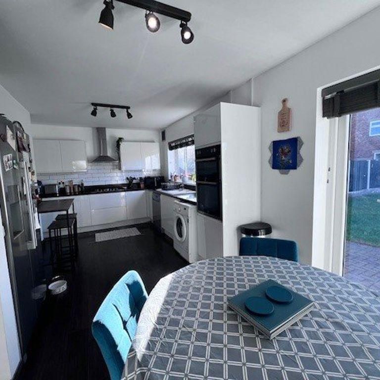 3 bedroom semi-detached house to rent - Photo 1