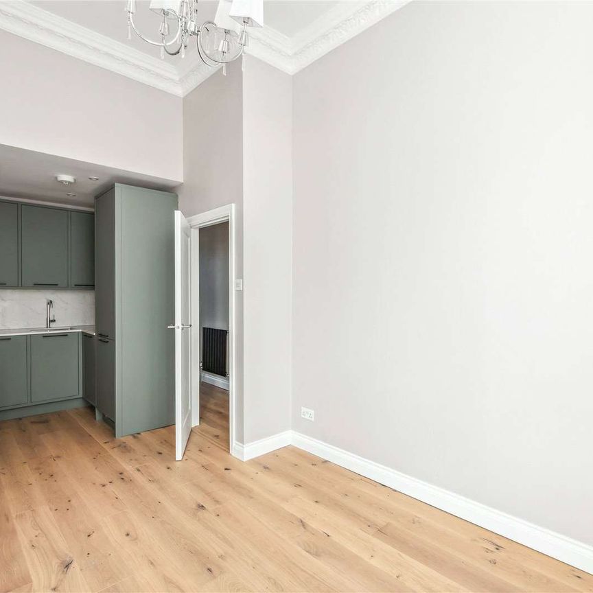 A beautifully presented two bedroom flat on Devonshire Terrace - Photo 1