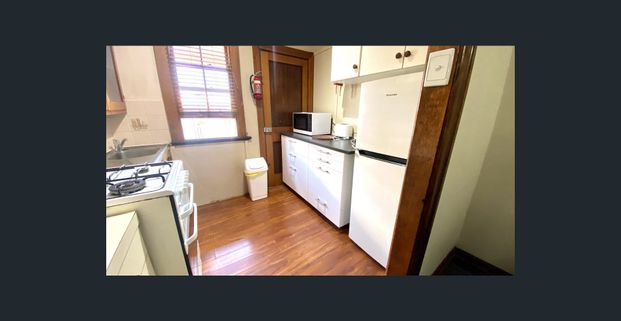 Heritage-Listed 2-Bedroom Gem in Leafy Spring Hill – Fully Furnished, Walk to CBD & Valley - Photo 1