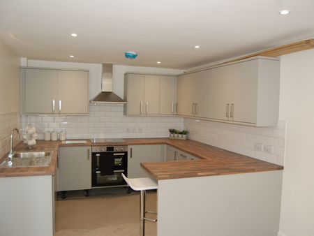 OX Living is proud to present this high-quality 5-bedroom co-living property, perfect for working professionals looking for stylish, stress-free living. Room 4 - Photo 2