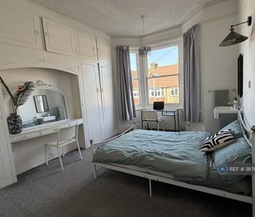 1 bedroom in a flat share to rent - Photo 2