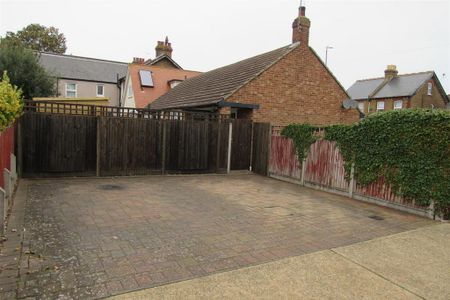 2 bedroom detached bungalow to rent - Photo 3