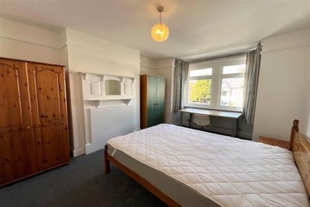 5 bedroom semi-detached house to rent - Photo 4