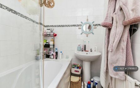 3 bedroom semi-detached house to rent - Photo 4