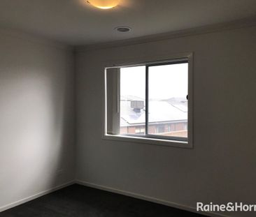 Fabulous 5B 2Storey Home in Williams Landing! - Photo 2