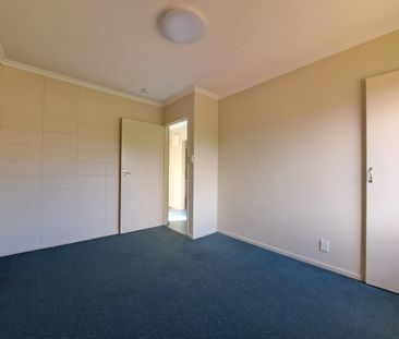 Sunny, Spacious & Super Convenient Two Bedroom in Wallaceville - Photo 4