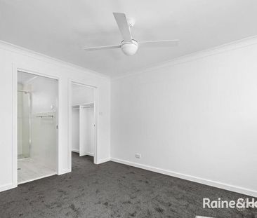 Stylish Townhouse - Photo 2