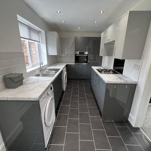 2 bedroom semi-detached house to rent - Photo 2