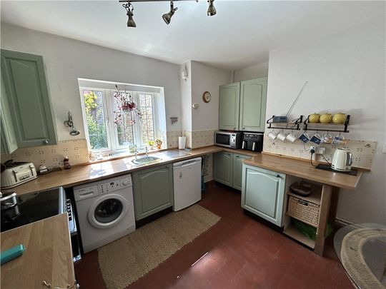 A charming, detached period cottage set in the heart of the sought-after village of Loddington, offering characterful accommodation with generous outdoor space and excellent parking provision. - Photo 1