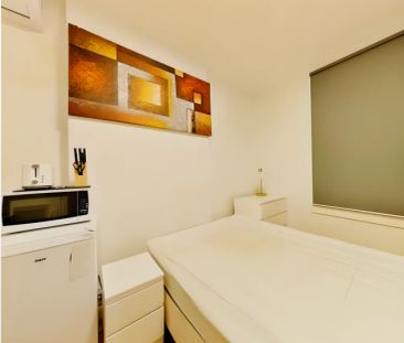 14 Holt, Sydney - Photo 3