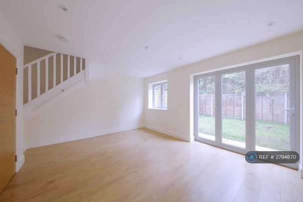 3 bedroom semi-detached house to rent - Photo 1