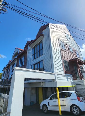 PRIME INNER-CITY LIVING! - Photo 4