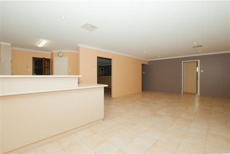 Large 4 x 2 family home in great location - Photo 3