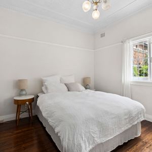 Charming Art Deco Ground-Floor Apartment Moments from Bronte Beach & Charing Cross - Photo 2