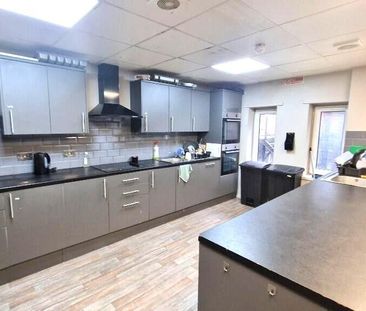 1 bedroom in a flat share to rent - Photo 4