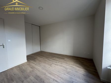 Location Appartement 3 pièces 69m² CHARLIEU 42190 - Photo 3