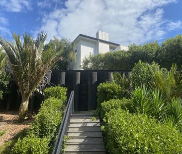 Modern Family Home - Photo 2