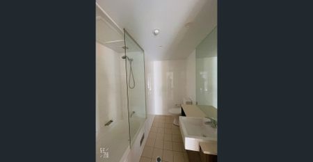 🏡 Fully Furnished-Stylish 2 Bedroom Apartment in Prime Zetland Location | Walk to East Village & Green Square - Photo 2