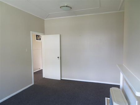 Cosy Living in Epuni - Photo 2
