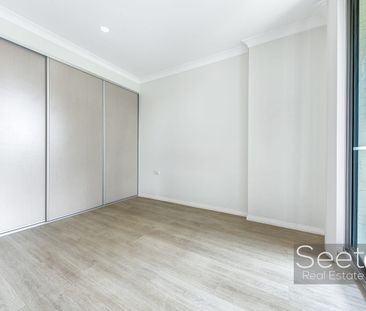 Modern Living In A Newly Renovated Spacious Two Bedroom Apartment - Photo 3
