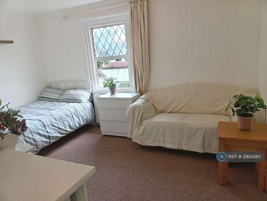 1 bedroom in a house share to rent - Photo 1