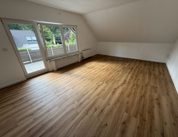 Helle Dachgeschosswohnung in Husum mit geräumiger Loggia! - Foto 1