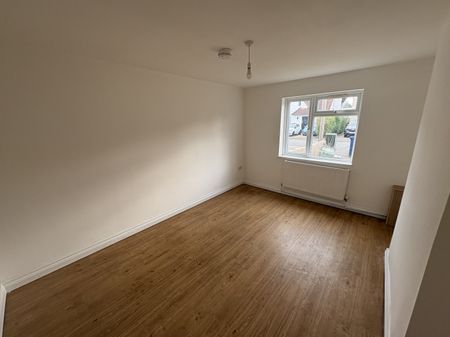 5 bed Semi-Detached - To Let - Photo 2