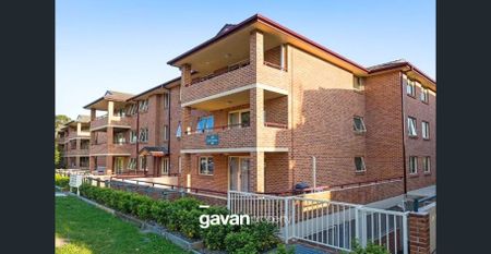 Two bedroom apartment in convenient location - Photo 2