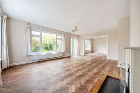 Five-bedroom family home in Netley Abbey. - Photo 3