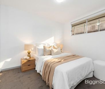 Spacious Two Bedroom Apartment in Prime Location - Photo 2