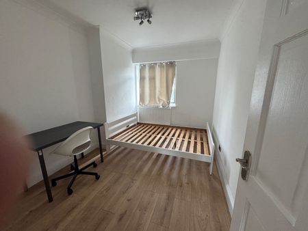 3 Bed Flat, Campden House, NW6 - Photo 4