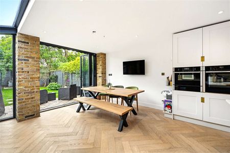 A beautiful family home presented in excellent condition - Photo 5
