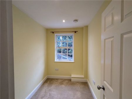 Wonderfully light 2 bedroom apartment in converted period building which has been finished to a high standard. Within a short walk of the High Street, Winchester train station and close to the University and hospital. - Photo 2
