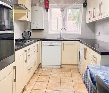 Room in a Shared House, Douglas Close, SM6 - Photo 3