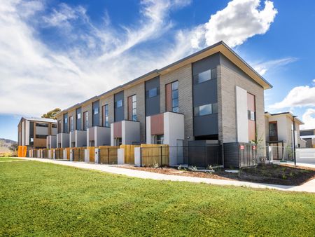 Modern Split Level Townhouse - Photo 2