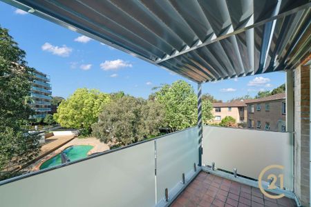 Leafy Luxury & Resort Living – Oversized Apartment in Premier Kensington Complex - Photo 3