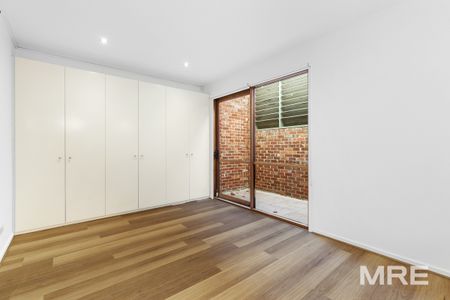 Bright, spacious, peaceful and central! - Photo 2