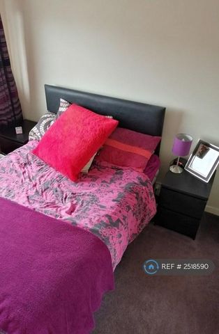 4 bedroom semi-detached house to rent - Photo 2