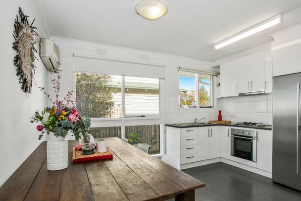 Charming unit in Newtown College Precinct - Photo 1