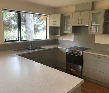 Sunny Ellerslie Home with Easy Motorway & Train Access - Photo 1