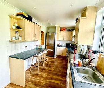 Room in a Shared House, Whatley Acenue, SW20 - Photo 2