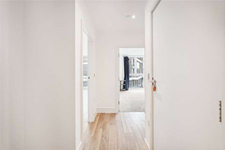 Exceptional 1 bed, 1 bathroom on the 5th floor of this brand new development in Battersea. - Photo 4