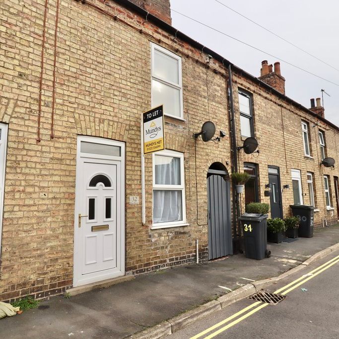 2 bedroom Mid Terraced House to let - Photo 1